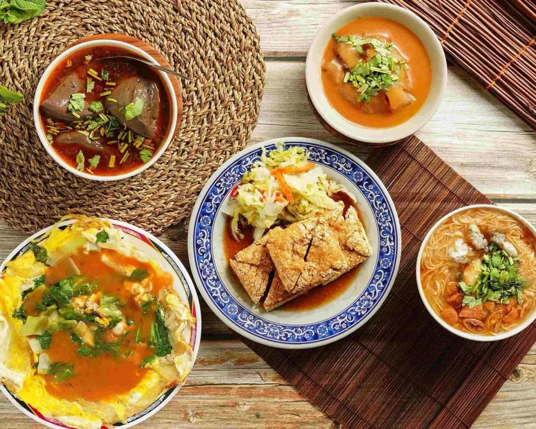 永貞豆腐店招牌套餐俯拍：臭豆腐 雙蛋蚵仔煎 蚵腸麵線 麻辣鴨血