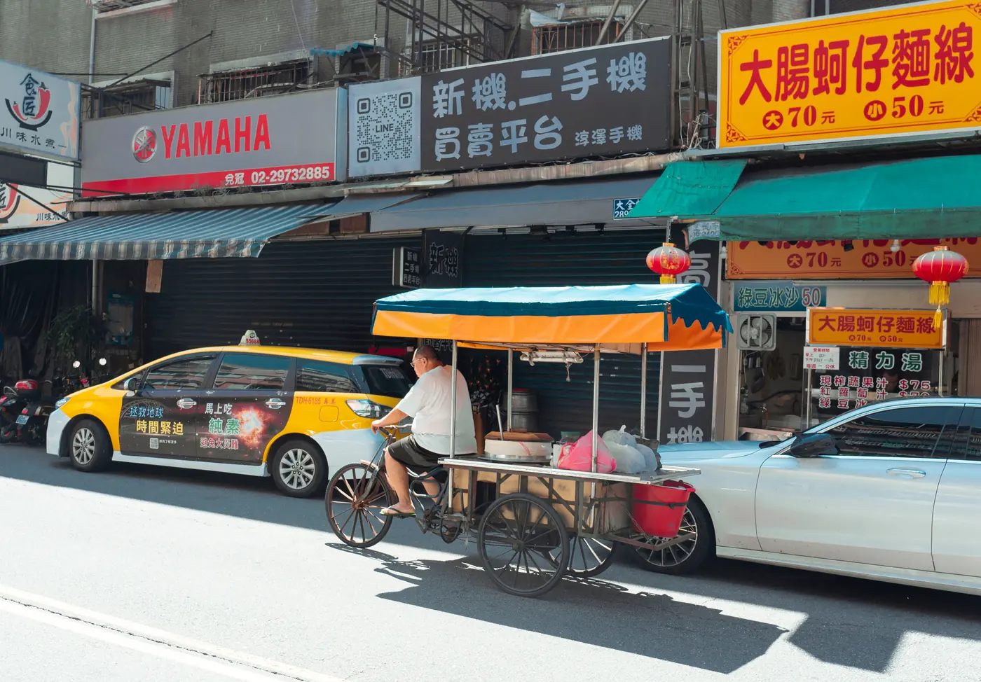 街邊小吃店招牌街景(示意)