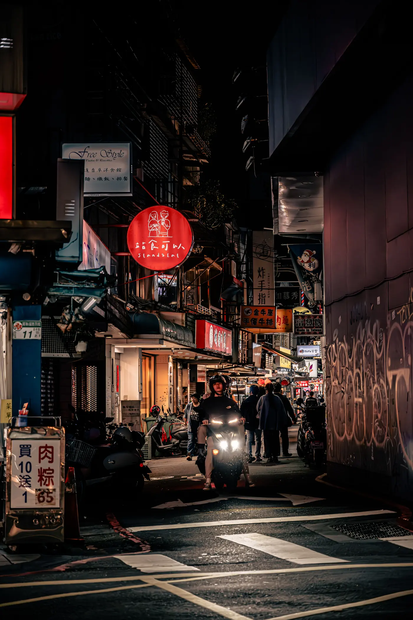 夜晚街道霓虹(示意)